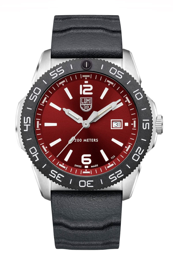 Montre Luminox Pacific Diver 3135 avec cadran rouge et bracelet noir, étanche jusqu'à 200 mètres.