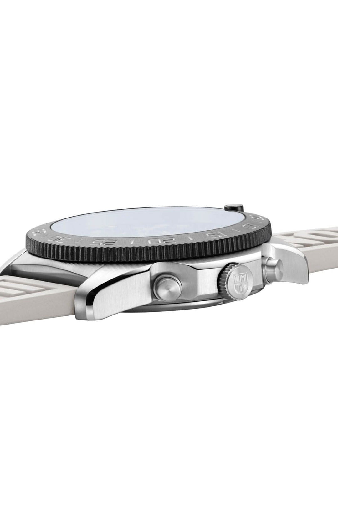 Montre Pacific Diver 3141, boîtier en acier inoxydable et lunette en CARBONOX™, design robuste et élégant.