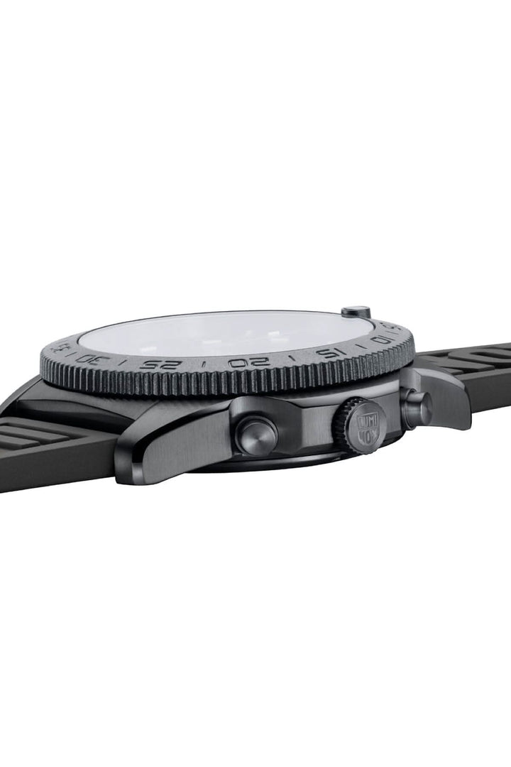 Montre Pacific Diver 3141.BO avec boîtier inoxydable et lunette CARBONOX™, vue latérale.