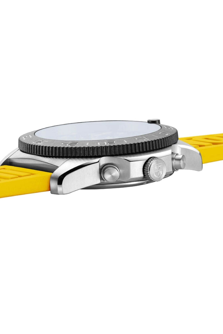 Montre Pacific Diver 3145 avec boîtier en acier et lunette en CARBONOX™, bracelet en caoutchouc jaune.