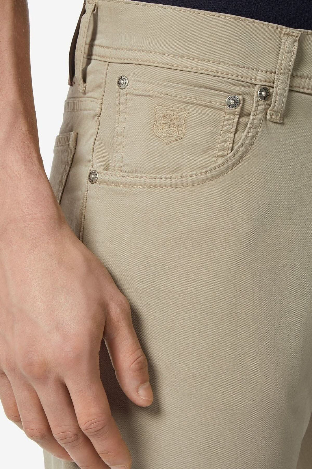 Pantalon 5 poches en coton stretch pour homme, détail de poche et écusson sur le vêtement.