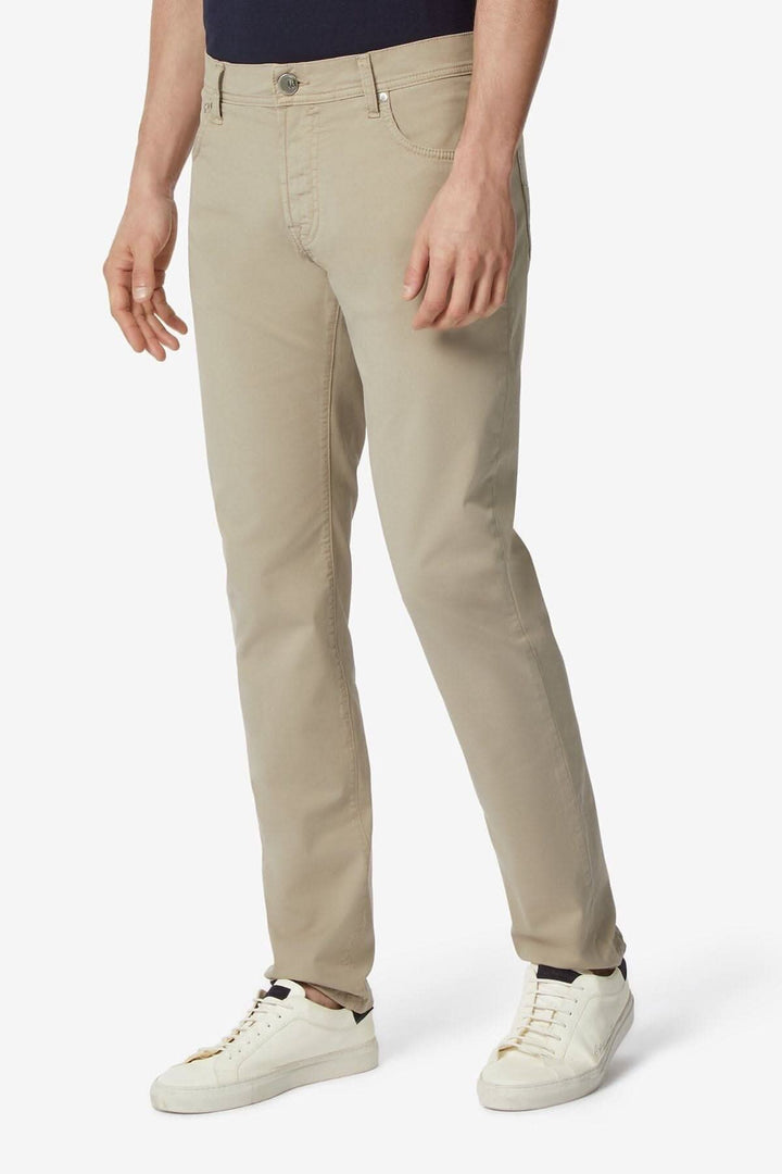 Pantalon 5 poches en coton stretch pour homme, coupe classique, porté avec des baskets blanches
