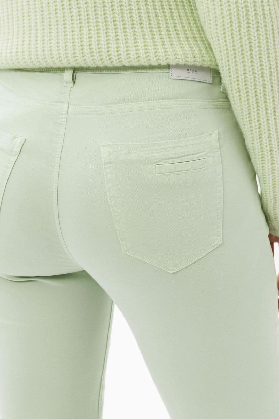 Pantalon en vert menthe avec arrière de coupe skinny et cinq poches, idéal pour un look sporty.
