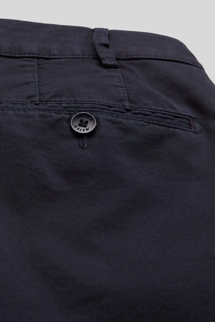 Détails du dos du pantalon chino avec bouton et poches, en couleur tendance.