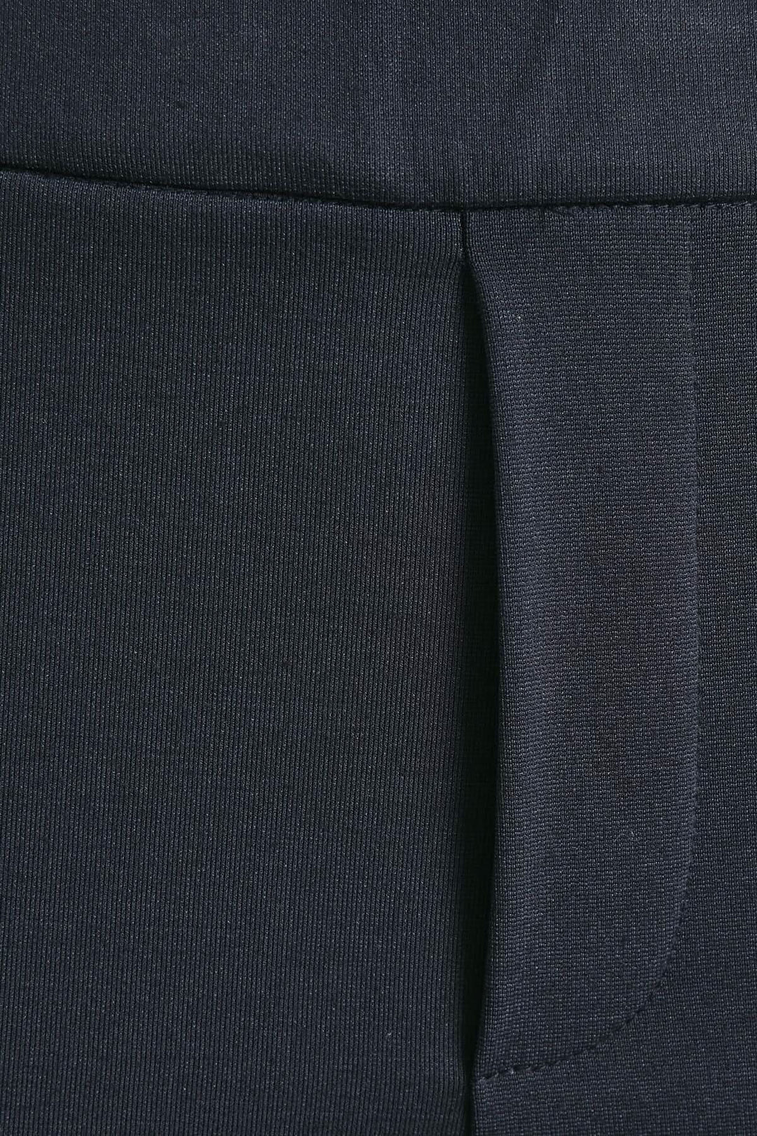 Détail du pantalon classique Ponta, montrant la coupe droite et la texture du tissu.