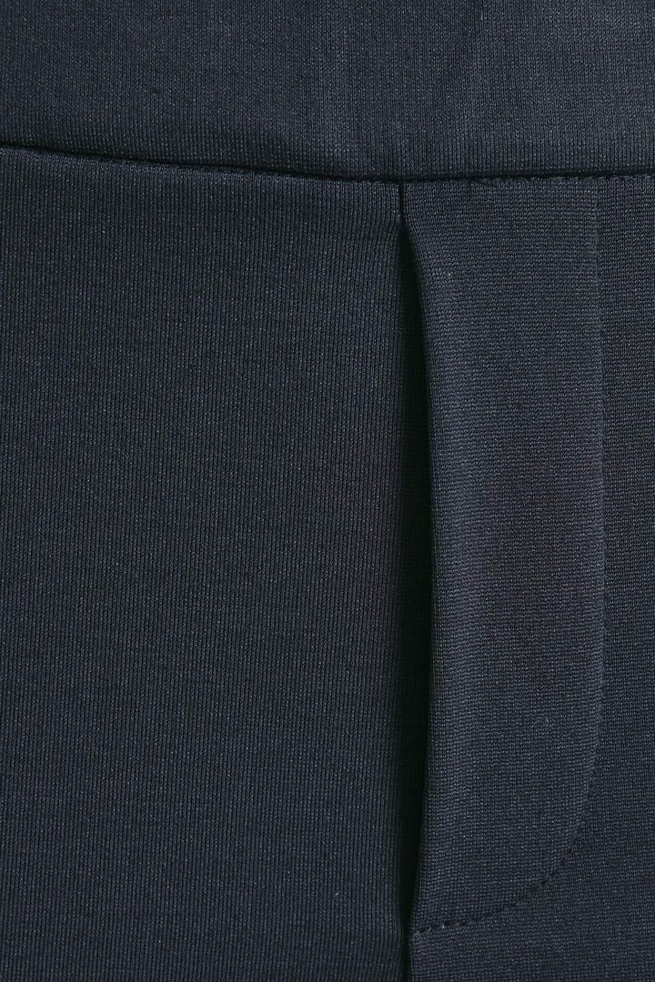 Détail du pantalon classique Ponta, montrant la coupe droite et la texture du tissu.