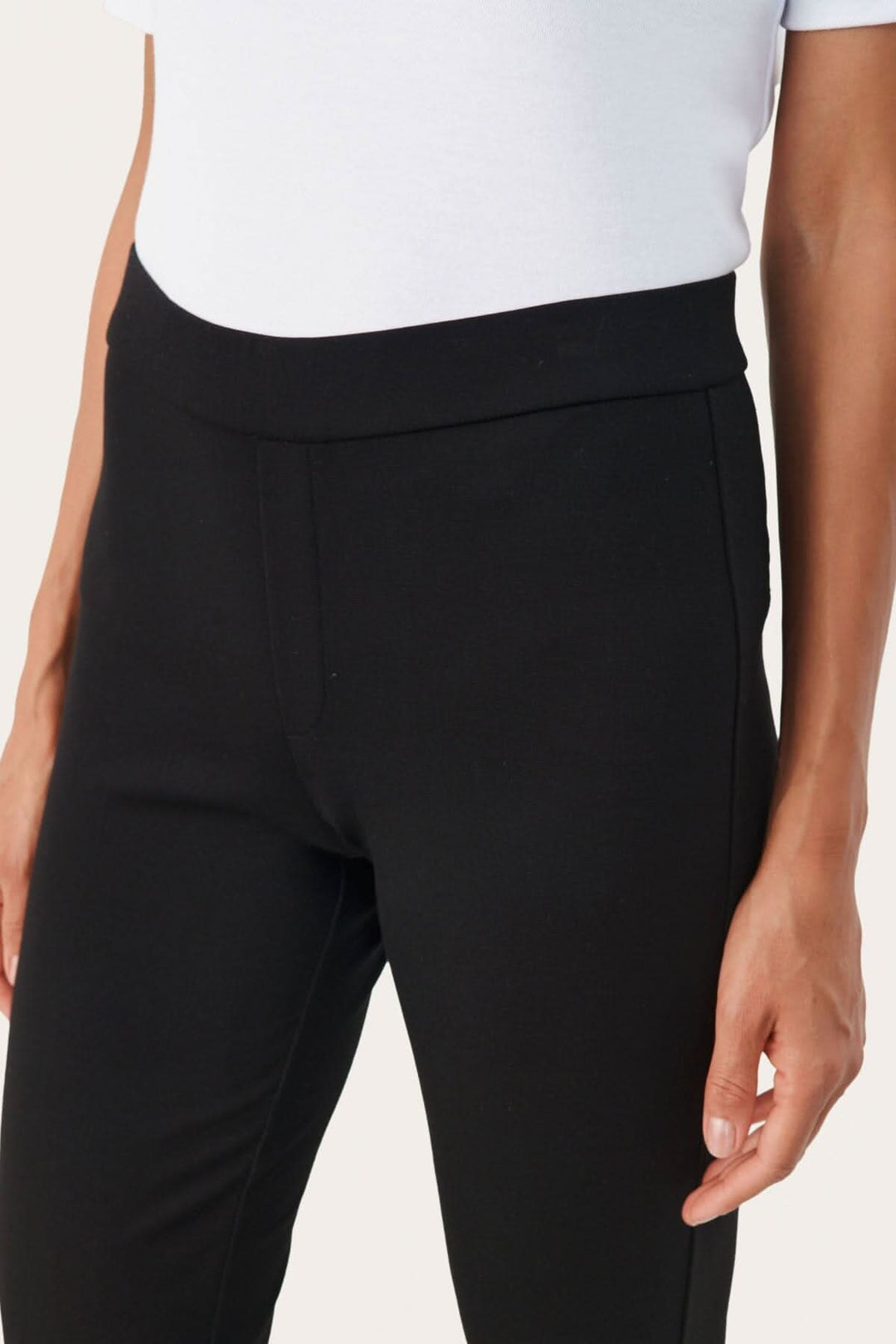 Pantalon classique Ponta en noir avec taille élastique, offrant confort et style pour toutes occasions.