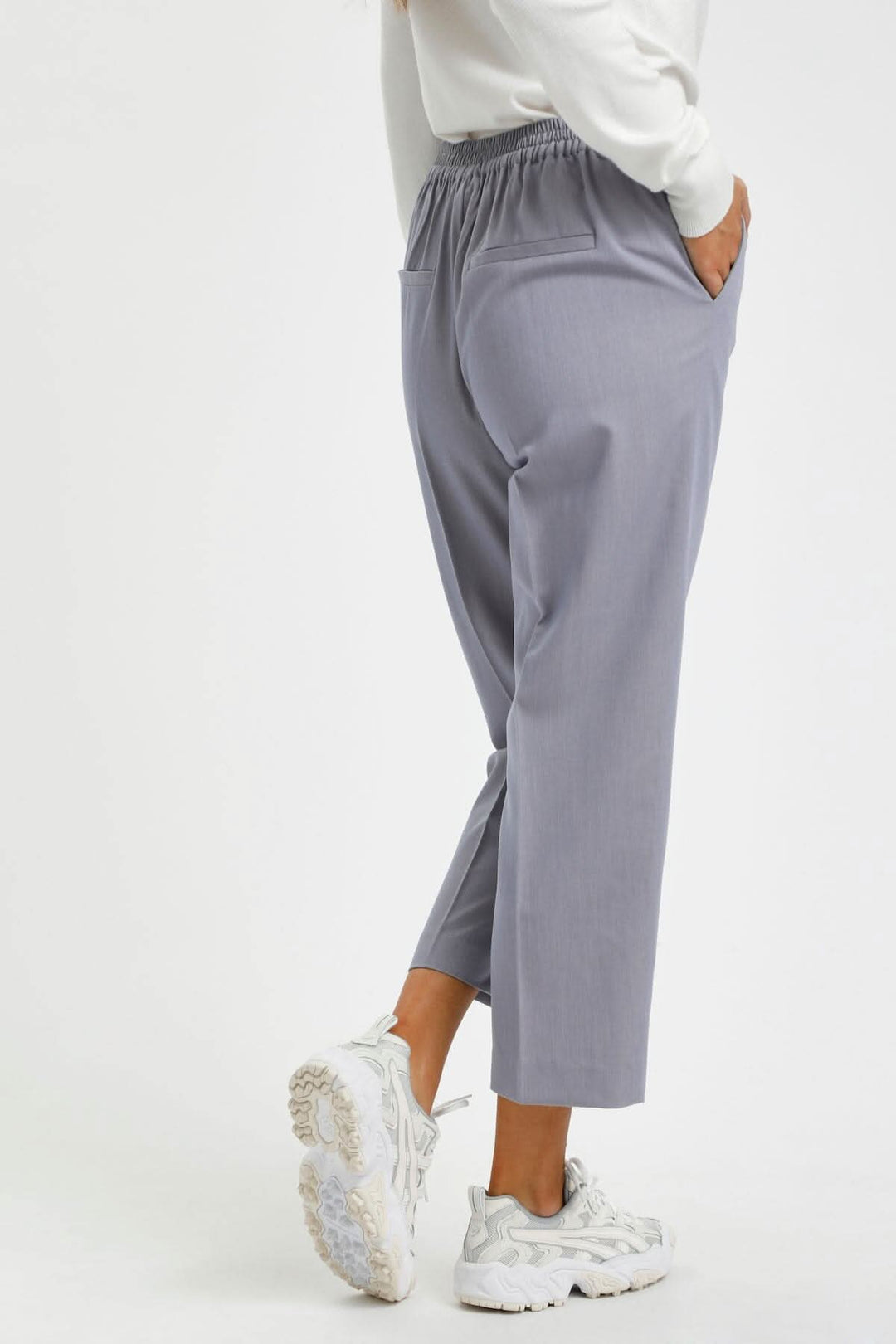 Pantalon court sakura pour femme, jambe étroite, taille élastique, confort optimal pour la vie professionnelle.