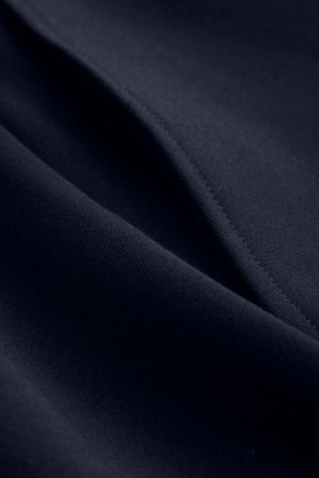Zoom sur le tissu en jersey épais de couleur navy, présentant une texture douce et élégante.