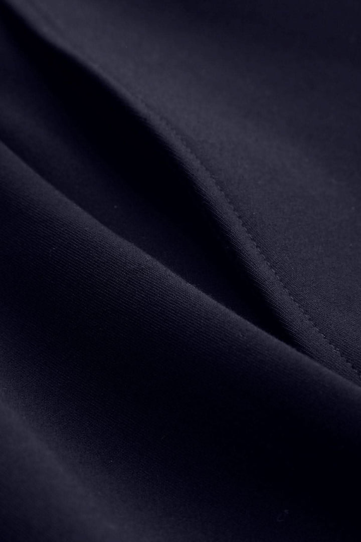 Zoom sur le tissu en jersey épais de couleur navy, présentant une texture douce et élégante.