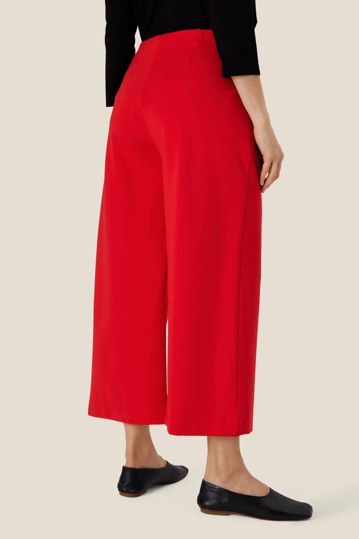 Pantalon en jersey Piri rouge, confortablement ajusté avec taille élastique et plis, longueur raccourcie.