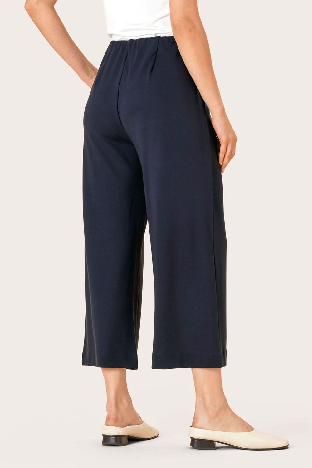 Pantalon en jersey Piri vue arrière, coupe confortable et style modernisé, idéal pour un look décontracté.