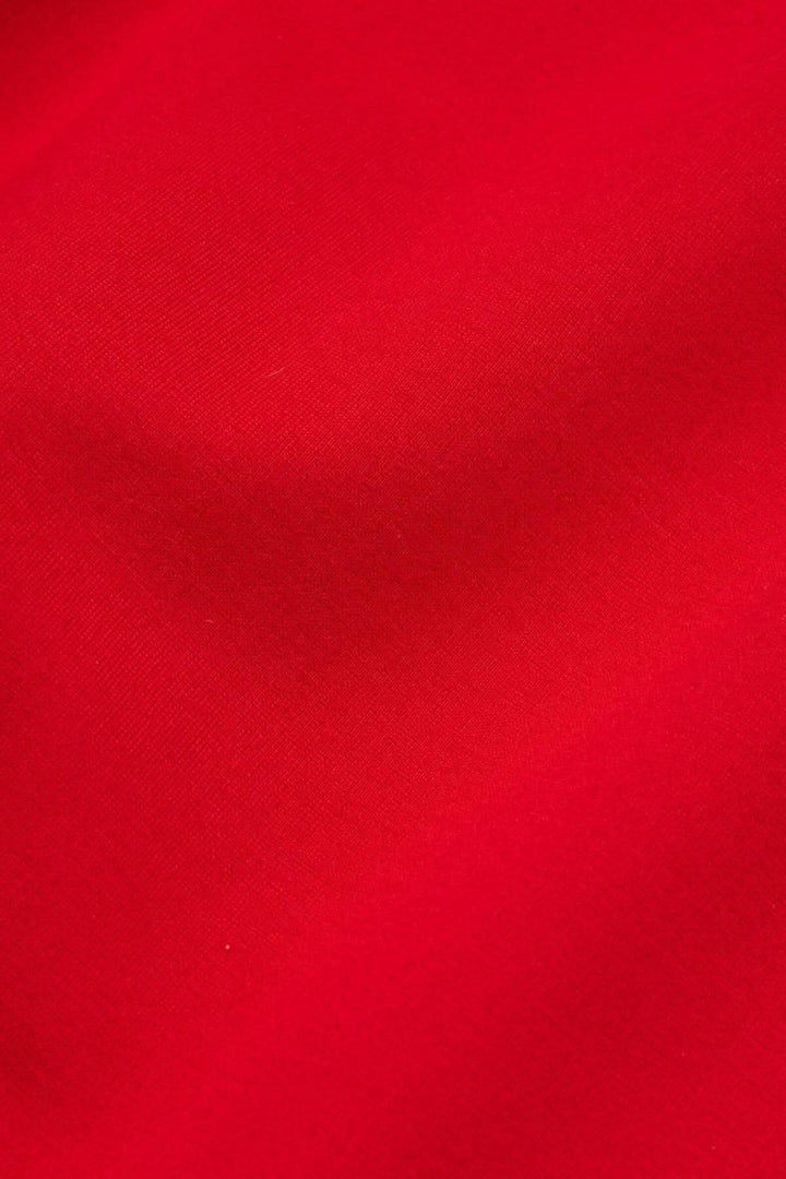 Tissu en jersey rouge vif, doux et épais, parfait pour des vêtements confortables et stylés.