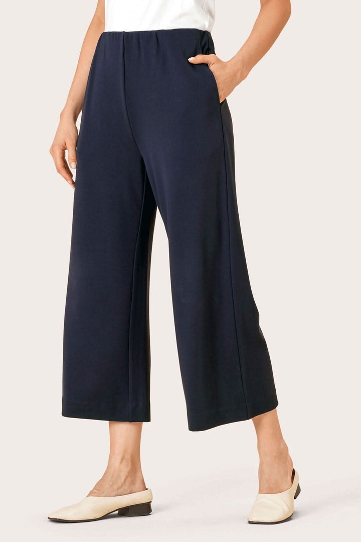 Pantalon en jersey Piri, ajusté et confortable, couleur marine, coupe raccourcie, chic et élégant.