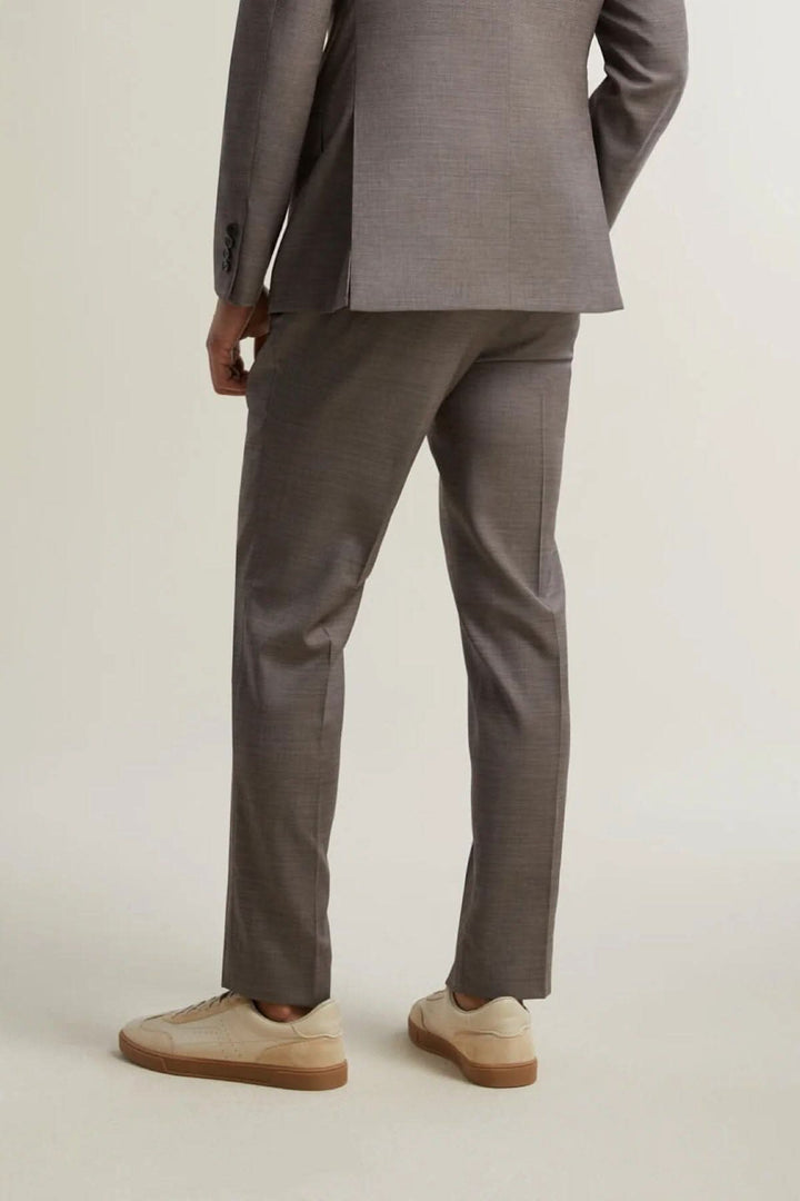 Pantalon habillé homme en laine, coupe contemporaine, vue arrière, porté avec des sneakers beiges.