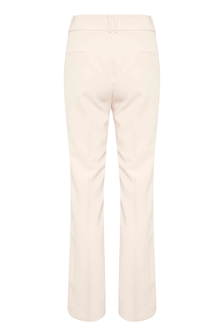 Pantalon Ibbie beige, vue arrière, jambe droite avec poches passepoilées et pli avant.