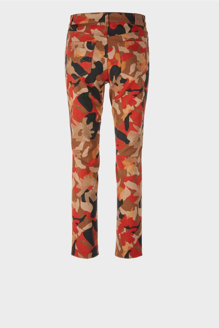 Jeans en coton biologique à motif camouflage coloré, coupe slim, fermeture par bouton et zip.