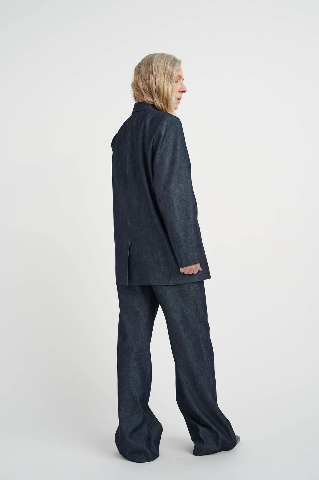 Femme portant le pantalon Magdal Zella à jambes larges, style denim, vu de dos, sur fond blanc.