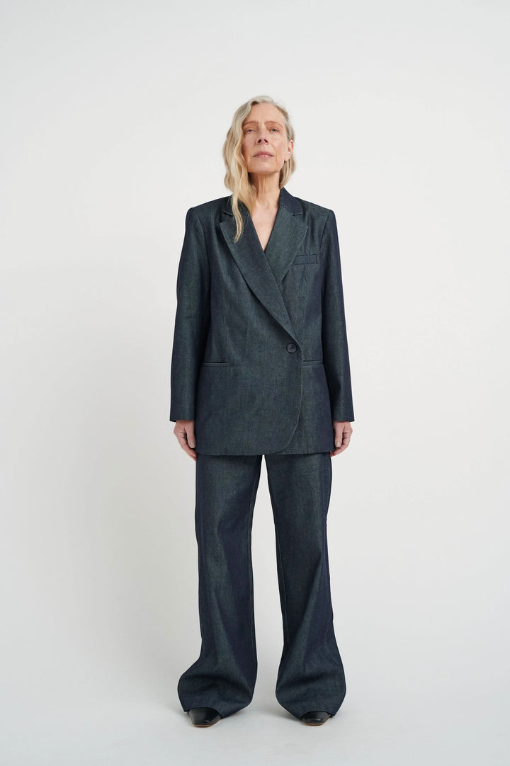 Pantalon Magdal Zella avec veste en denim, coupe classique et look élégant, affiché en pleine longueur.