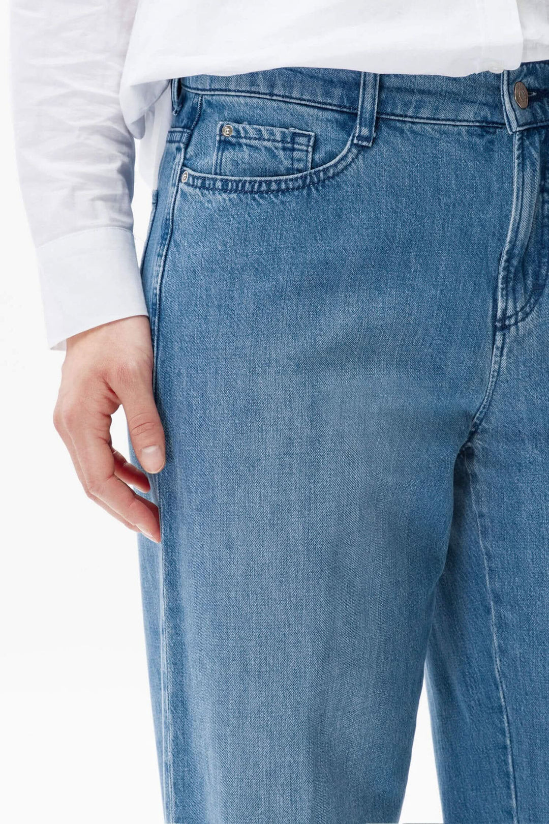 Pantalon Maine, jean large denim bleu avec poches élaborées et coupe décontractée, jambes évasées.