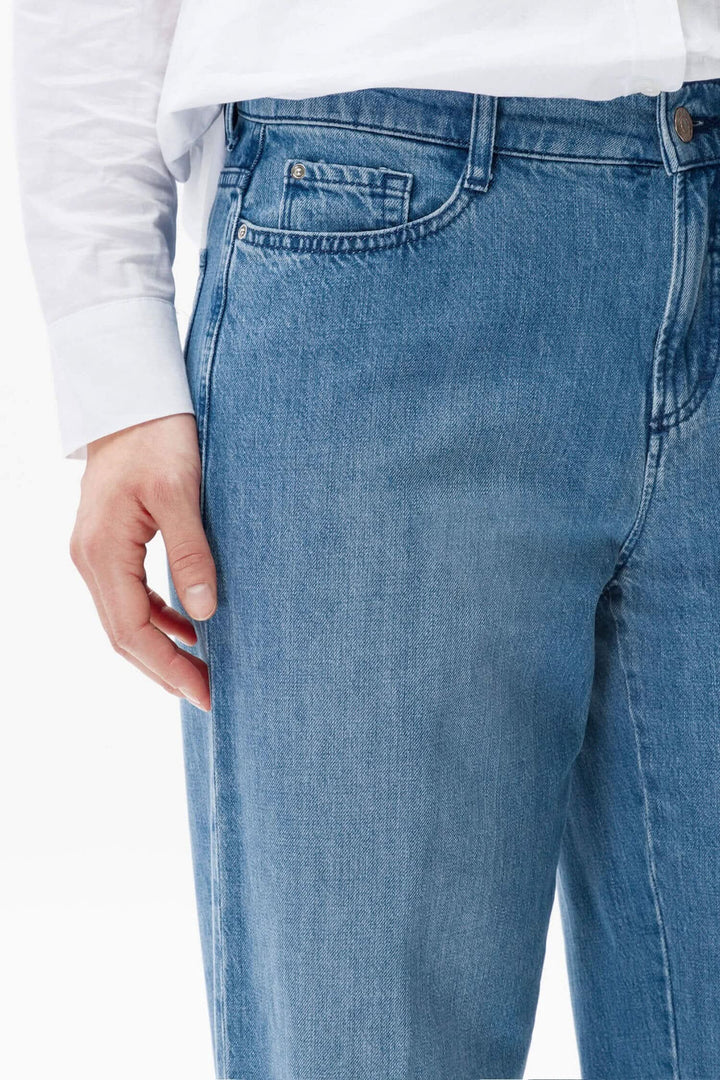 Pantalon Maine, jean large denim bleu avec poches élaborées et coupe décontractée, jambes évasées.