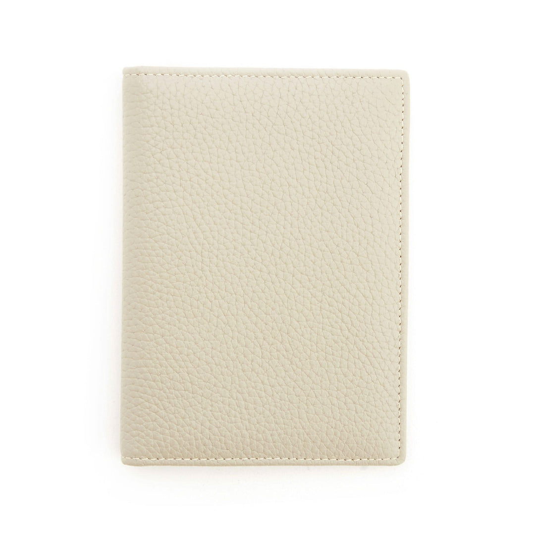 Porte-passeport en cuir beige, élégant et pratique pour voyager avec style.