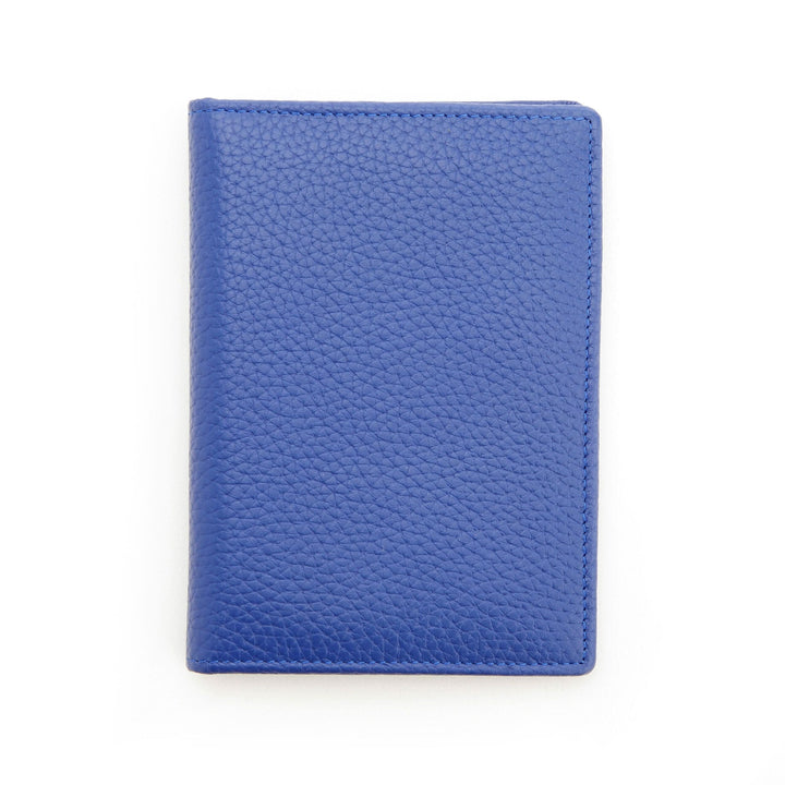 Étui à passeport bleu en cuir avec texture, idéal pour voyager stylé et en sécurité.