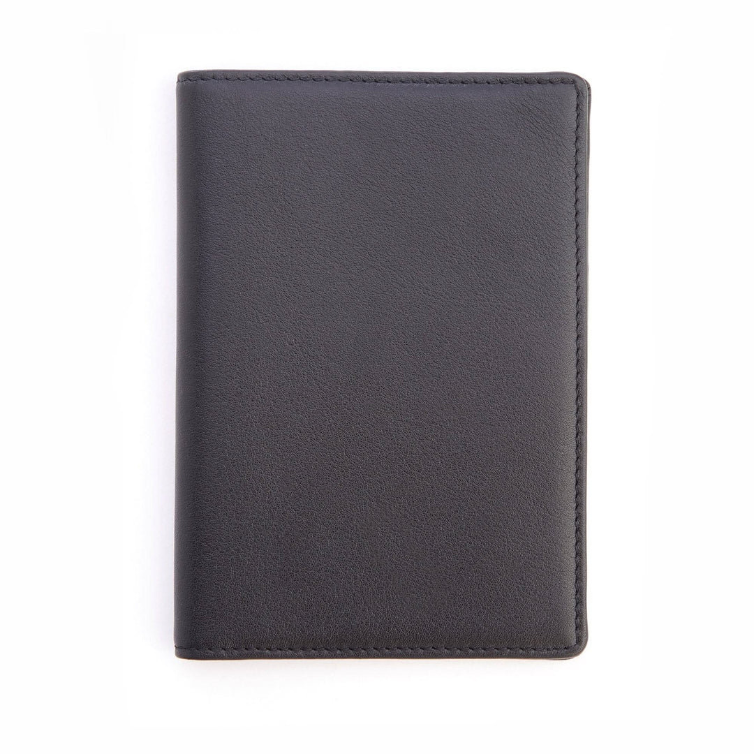 Porte-passeport noir en cuir avec finition lisse, idéal pour le voyage.