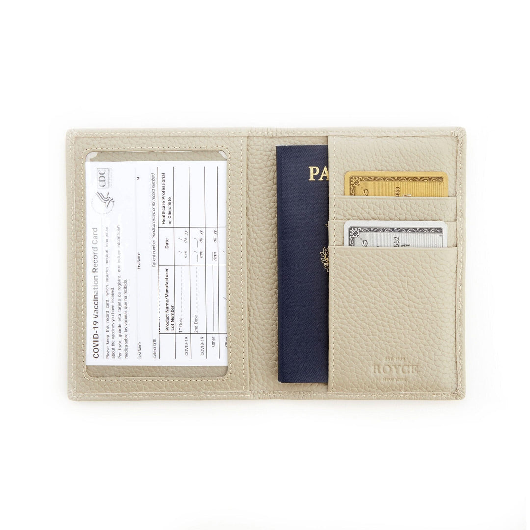Coffret cadeau de voyage avec étui à passeport, carte de vaccin et fentes pour cartes en cuir.