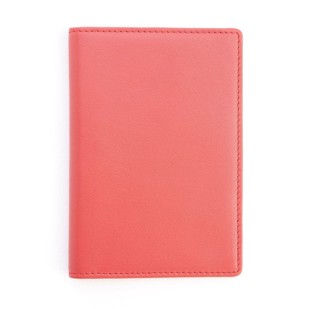 Porte-passeport en cuir rouge, élégant et pratique pour voyager en toute sécurité.