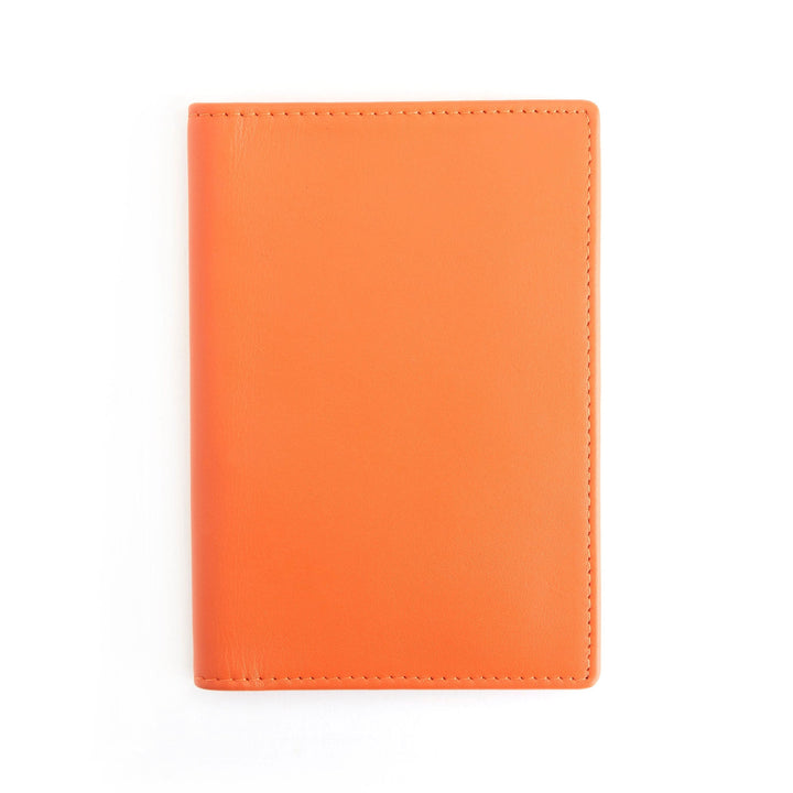 Porte-passeport orange en cuir, élégant et pratique pour vos voyages.