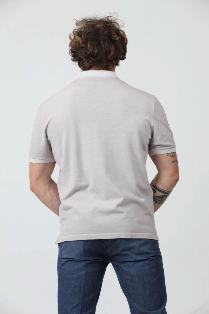 Homme portant un polo à manches courtes en jersey de coton piqué, vu de dos.