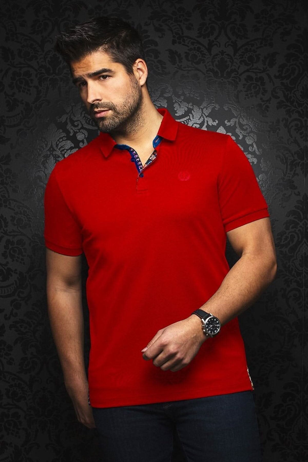 Homme portant un polo rouge avec motifs contrastants et détails sophistiqués, tissu en coton haut de gamme.