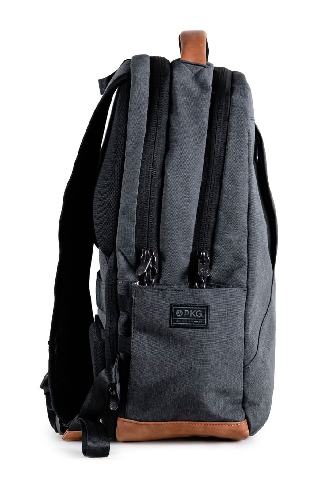 Sac à dos Durham Outpost 30L en polyester recyclé, couleur grise, vue latérale avec poches et finitions en cuir.