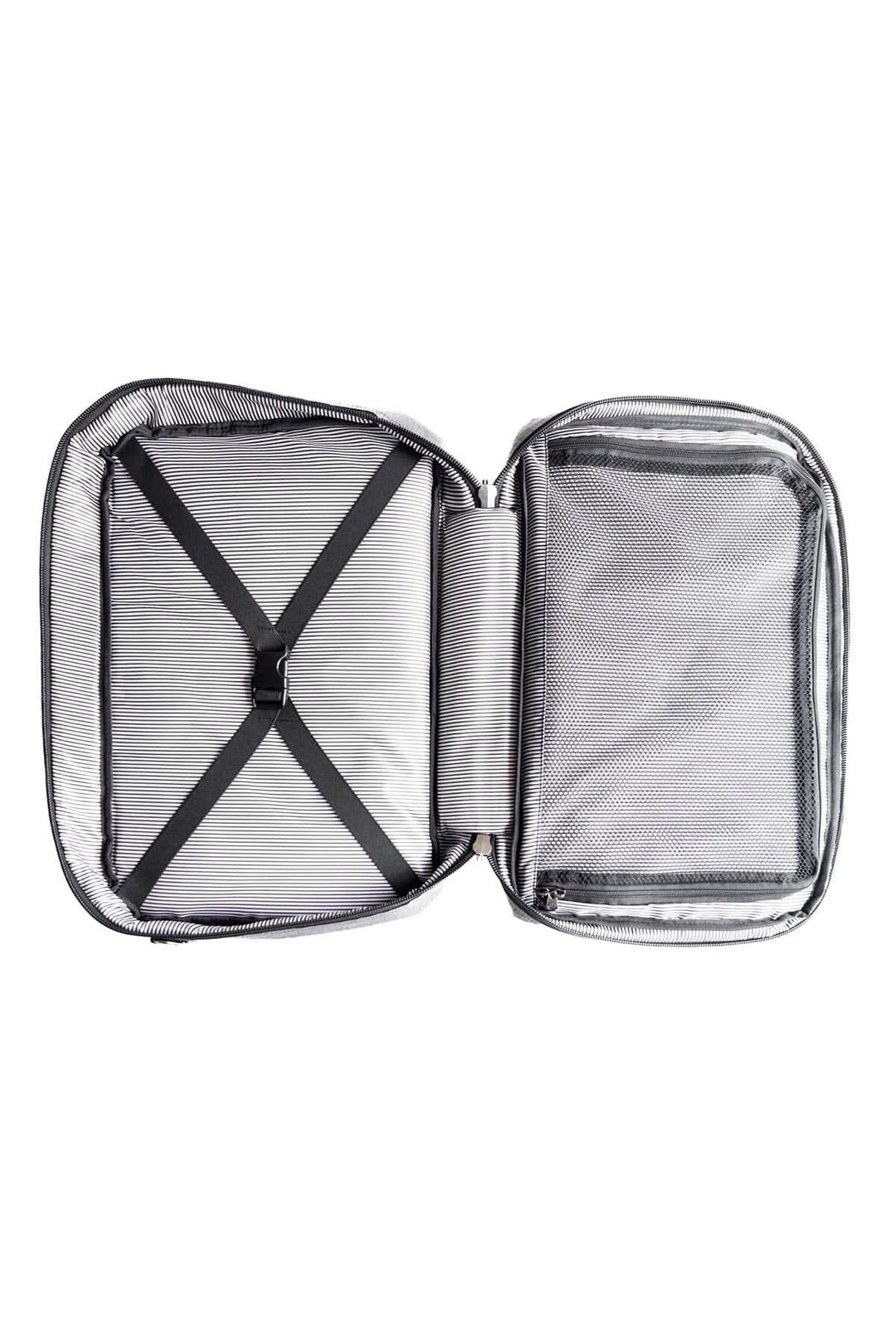 Intérieur du sac à dos messager recyclé 31L, détail du compartiment à vêtements et des poches de rangement.