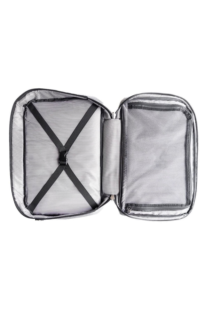 Intérieur du sac à dos messager recyclé 31L, détail du compartiment à vêtements et des poches de rangement.