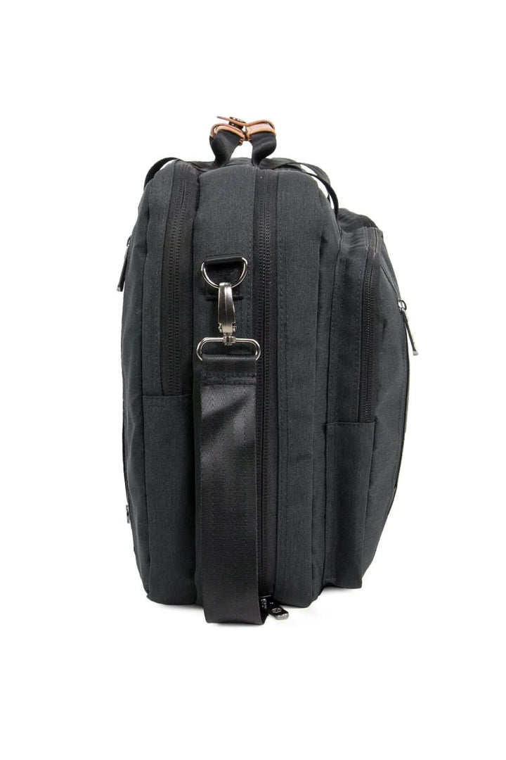 Vue latérale du sac à dos messager recyclé 31L, design fonctionnel et matière résistante aux intempéries.