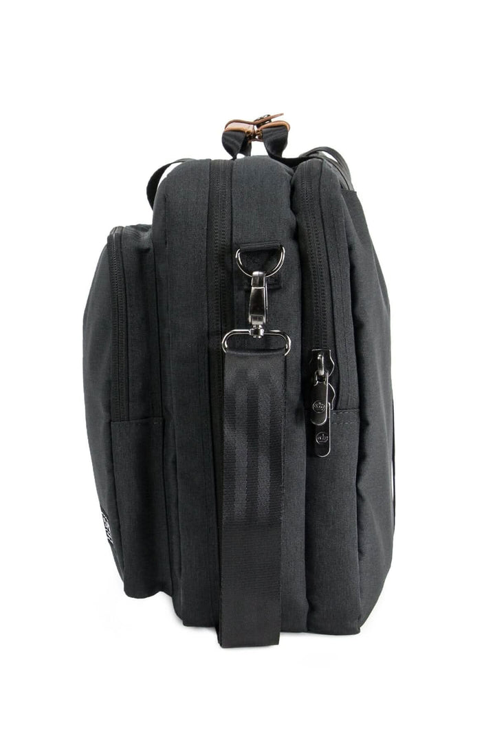 Sac à dos messager recyclé PKG Trenton 31L, vue latérale avec bandoulière et poches.