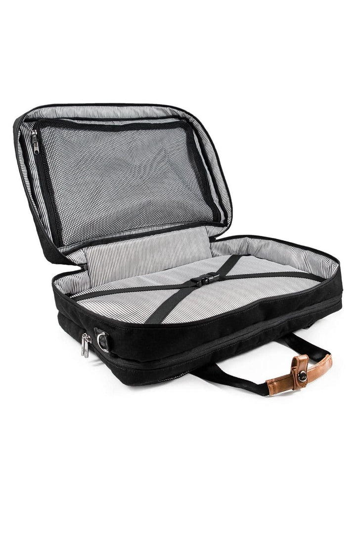 Sac à dos messager recyclé 31L ouvert, montrant un compartiment à vêtements et une doublure en polyester.