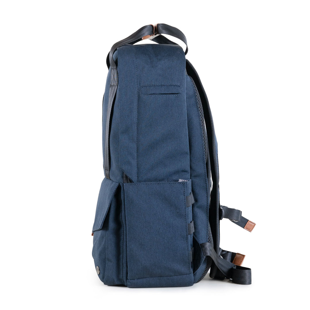 Sac à dos PKG Rosseau recyclé 19L, vue latérale, design épuré avec poches fonctionnelles.