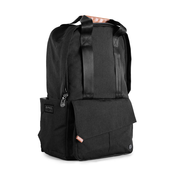 Sac à dos PKG Rosseau recyclé 19L avec rabat avant et poignées en polyester noir.