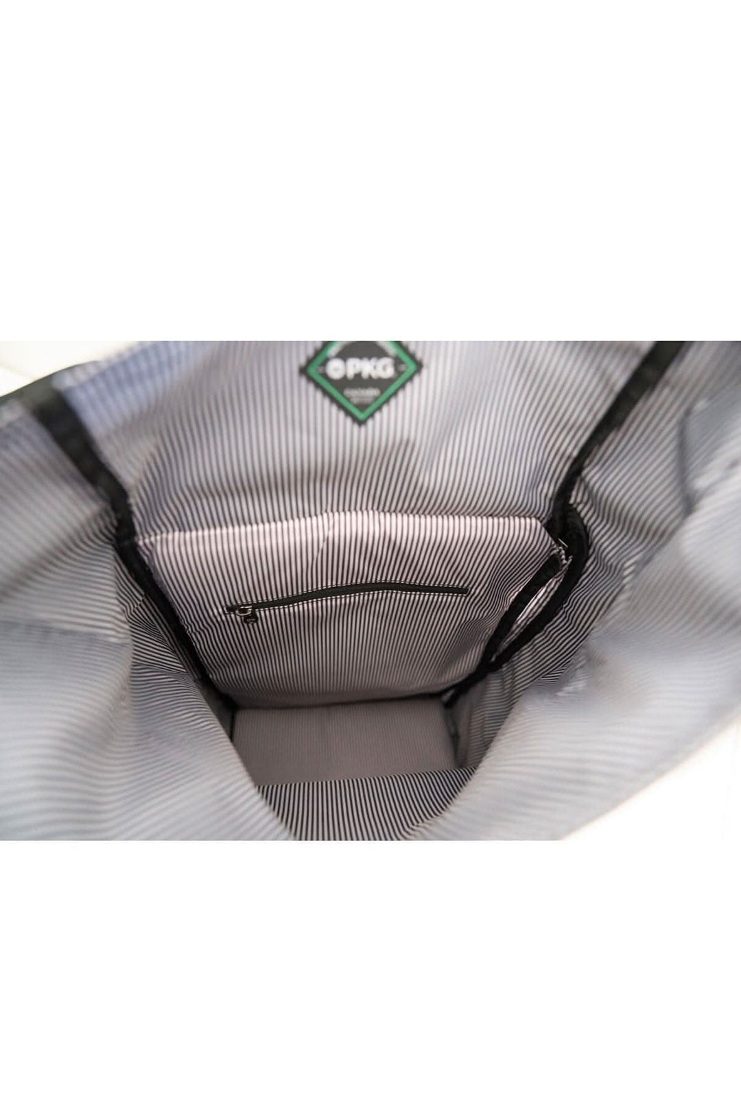 Intérieur du sac à dos PKG Dawson 28L avec compartiments et design en noir et blanc.