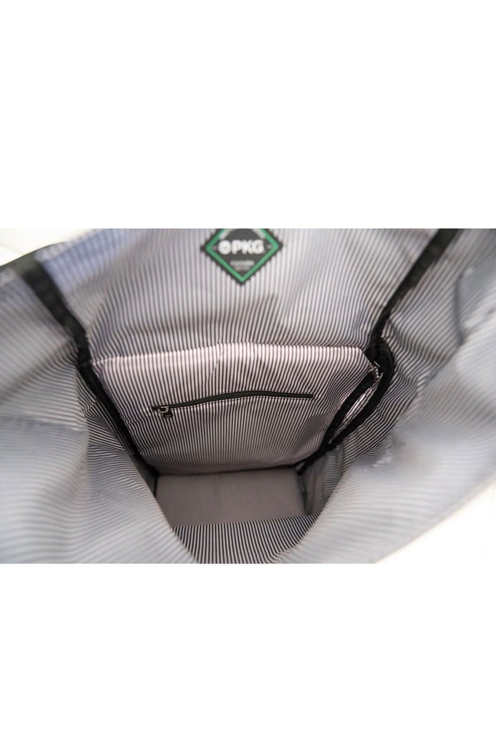 Intérieur du sac à dos PKG Dawson 28L avec compartiments et design en noir et blanc.