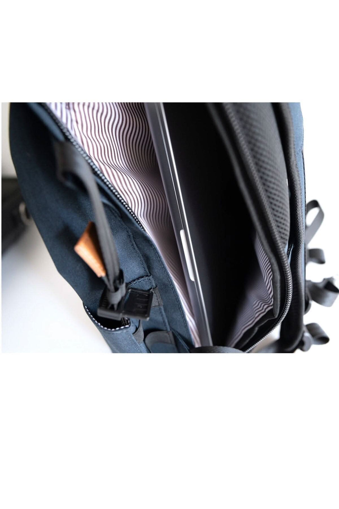 Intérieur du sac à dos PKG Dawson 28L avec compartiment pour ordinateur portable et rangement organisé.