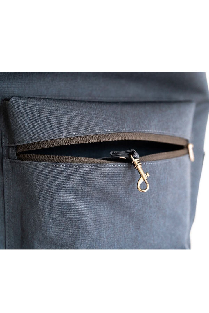 Détail de la poche zippée du sac à dos recyclé PKG Dawson 28L, avec un tissu résistant et un design pratique.