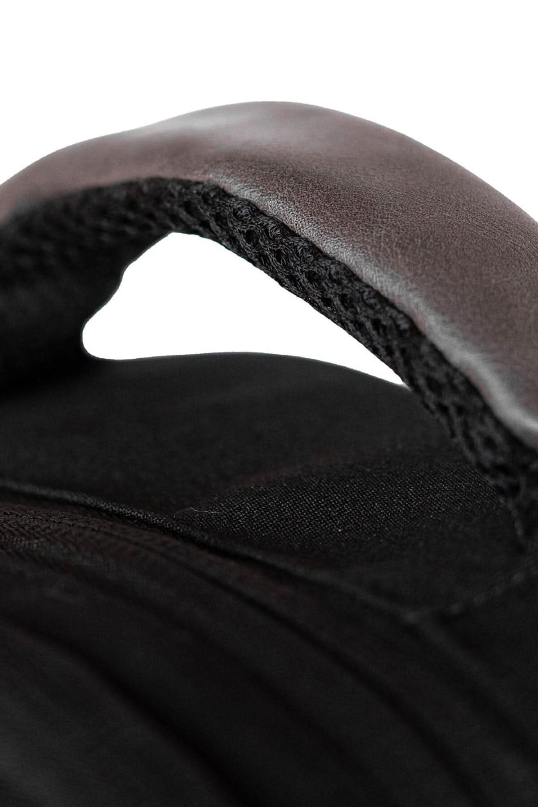 Détail du sac à dos recyclé PKG Durham avec poignée en cuir et tissu extérieur noir.
