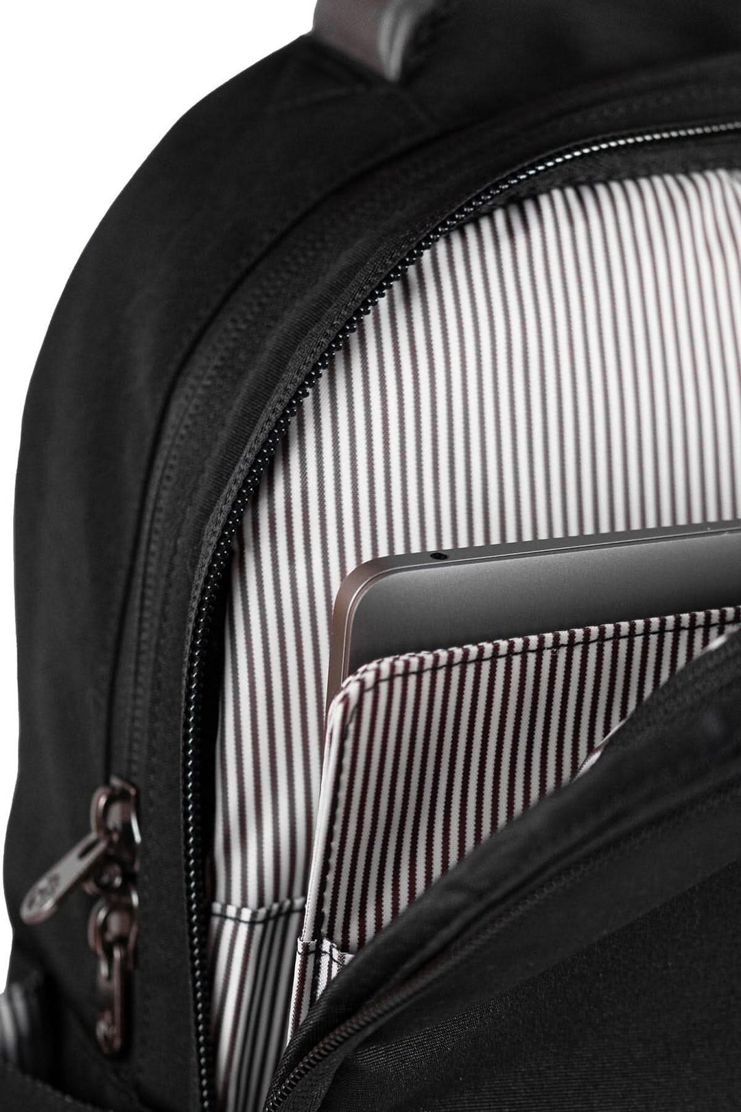 Intérieur du sac à dos recyclé PKG Durham avec un ordinateur portable bien rangé dans une poche organiser.