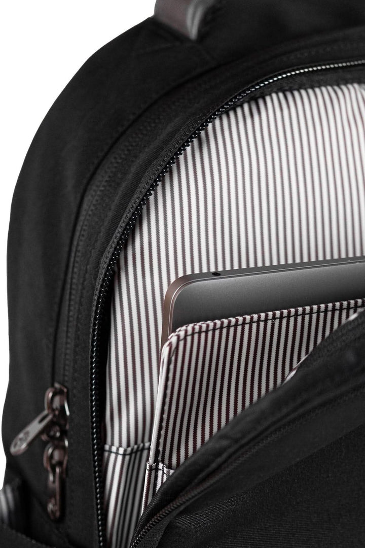 Intérieur du sac à dos recyclé PKG Durham avec un ordinateur portable bien rangé dans une poche organiser.