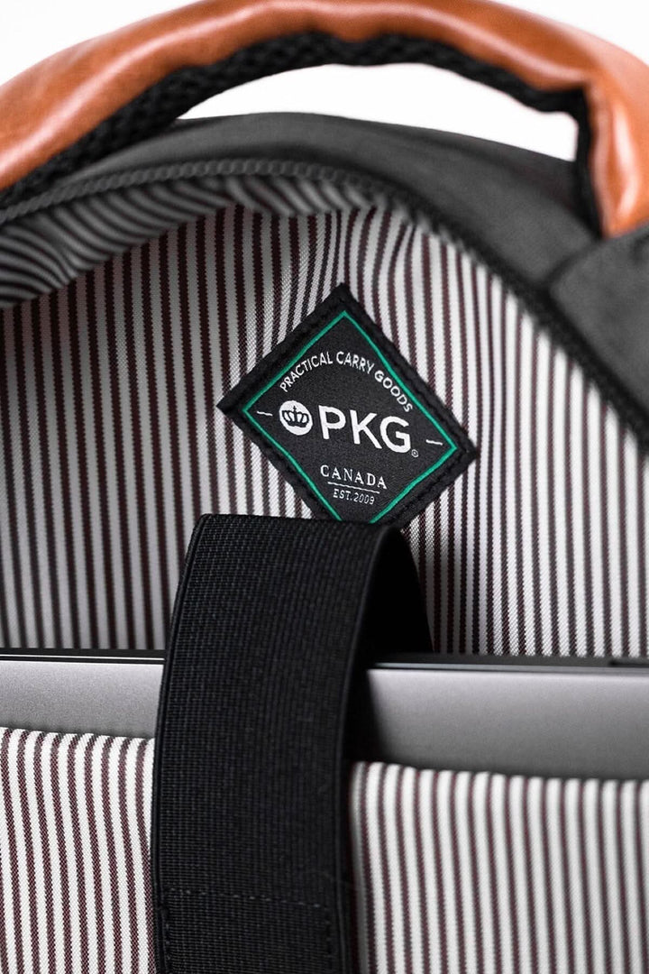 Étiquette intérieure du sac à dos PKG Durham, avec un design en rayures et des matériaux recyclés.