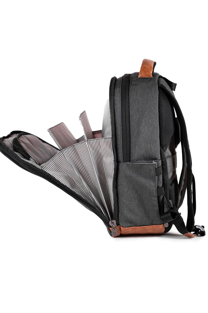 Sac à dos recyclé PKG Durham commuter 17L avec poche avant en accordéon et design mince.